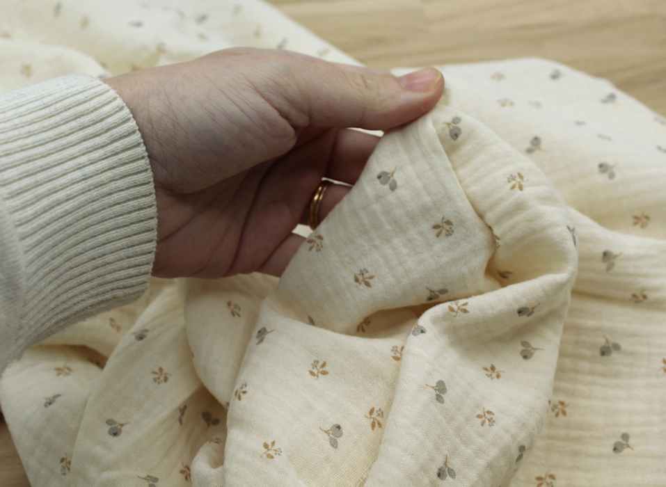 Léon - Double gaze de coton beige écru poudré à motifs