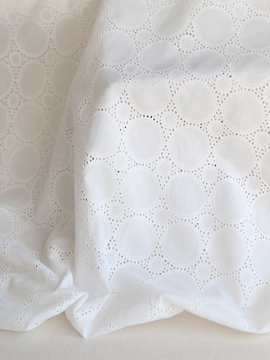 Broderie anglaise voile de coton coloris blanc ivoire