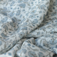 Kali - Double gaze de coton BIO blanc lait motif fleuri bleu Tissus issus de l'agriculture biologique  - 1