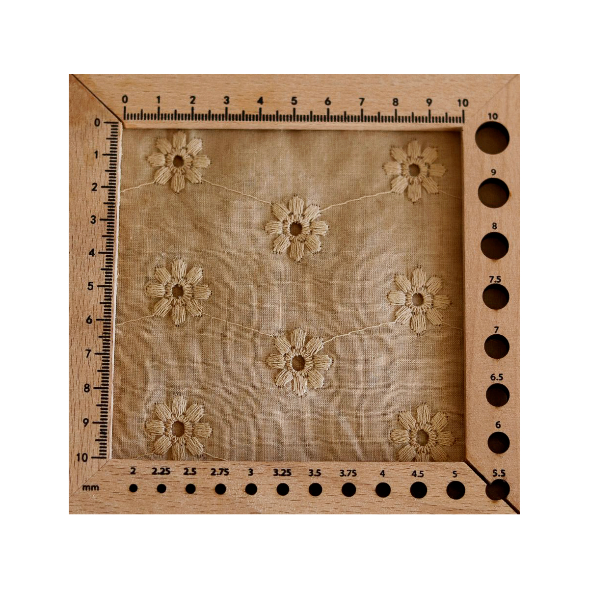 Voile de coton broderies fleuri ton sur ton camel clair