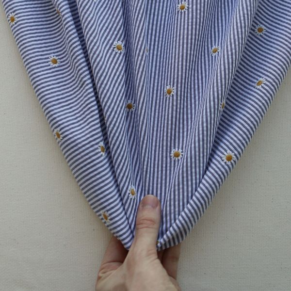 Seersucker / Coton gaufré rayé blanc et bleu marine broderie marguerite 2