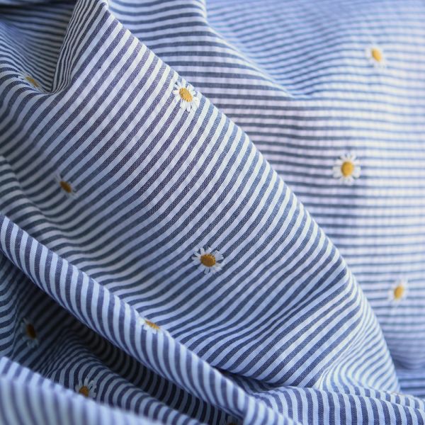 Seersucker / Coton gaufré rayé blanc et bleu marine broderie marguerite