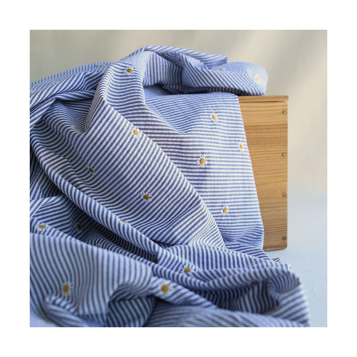 Seersucker / Coton gaufré rayé blanc et bleu marine broderie marguerite