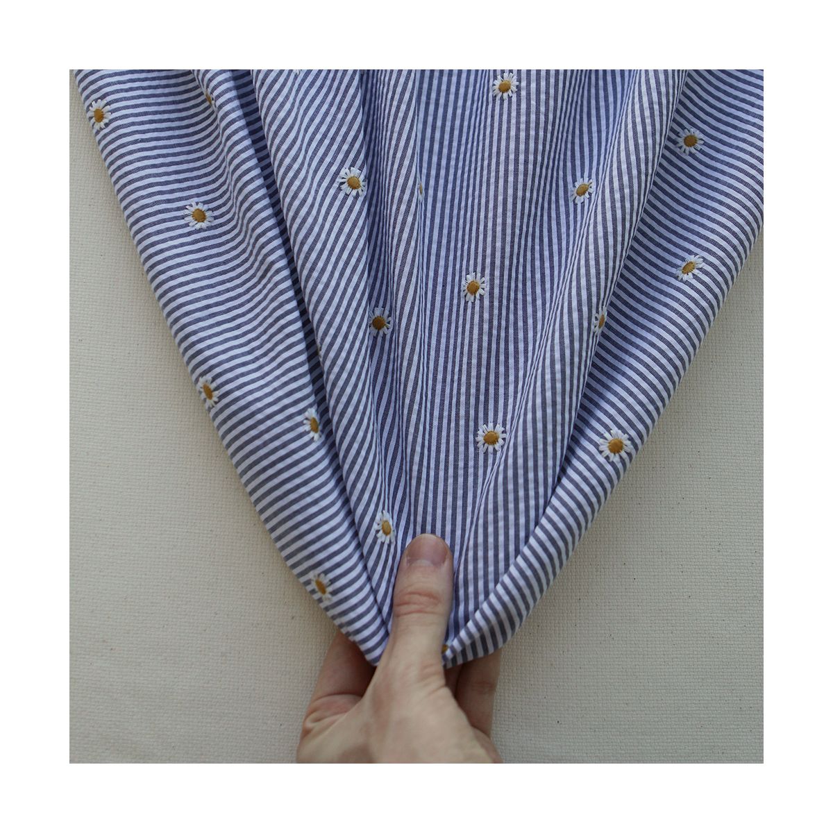 Seersucker / Coton gaufré rayé blanc et bleu marine broderie marguerite