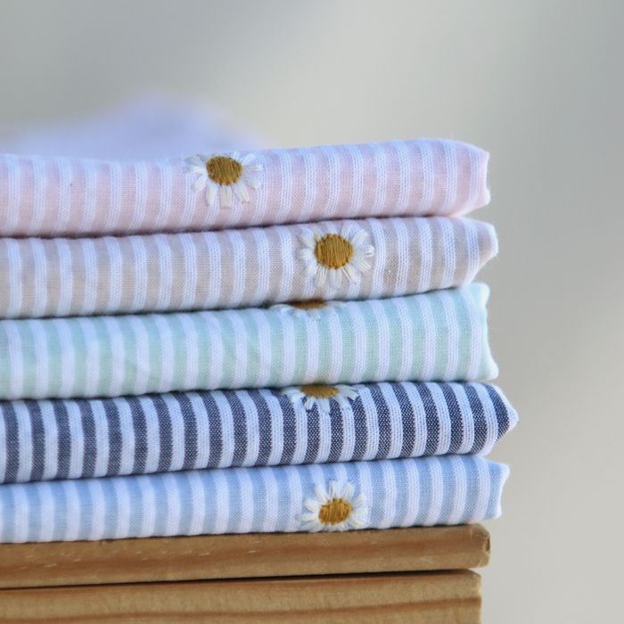 Seersucker / Coton gaufré rayé blanc et bleu marine broderie marguerite