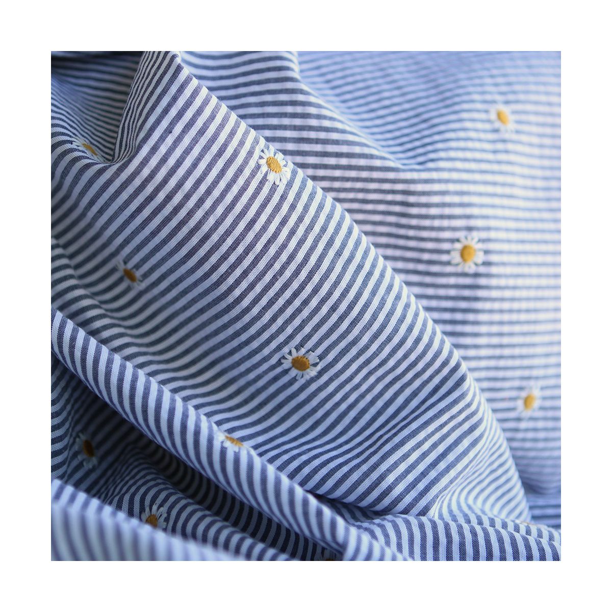 Seersucker / Coton gaufré rayé blanc et bleu marine broderie marguerite