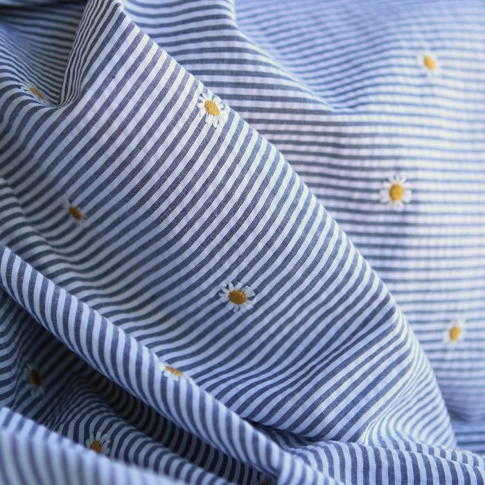 Seersucker / Coton gaufré rayé blanc et bleu marine broderie marguerite