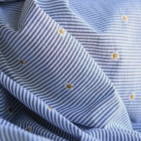 Seersucker / Coton gaufré rayé blanc et bleu marine broderie marguerite