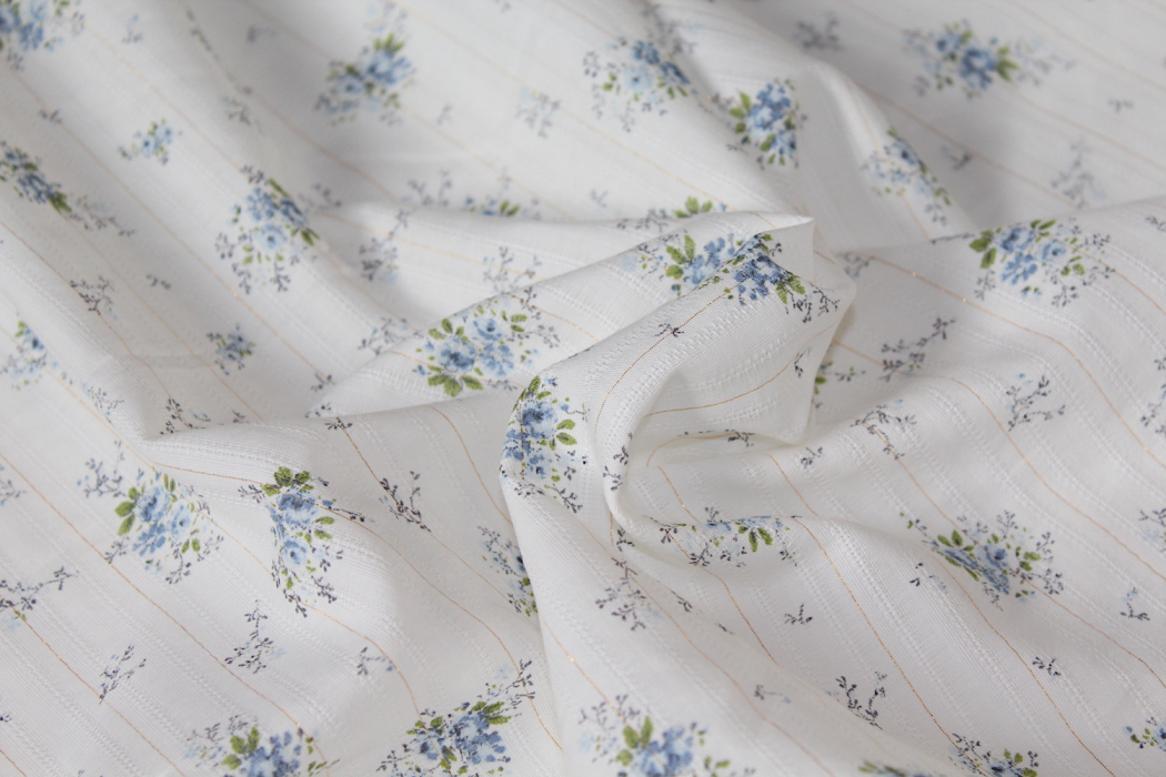 Romance - Tissu coton texturé / jacquard fleuri bleu et lurex