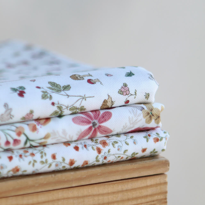 Tissu twill sergé coton organique imprimé fleuri hérissons bordeaux
