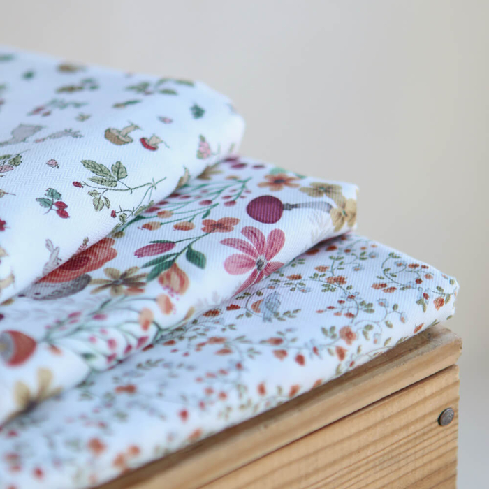 Tissu twill sergé coton organique imprimé fleuri hérissons bordeaux
