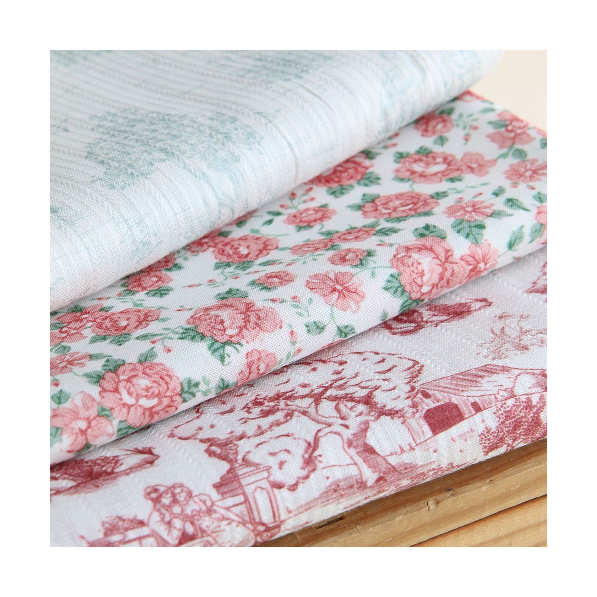 Eleonore - Tissu coton texturé imprimé toile de Jouy coloris lie de vin