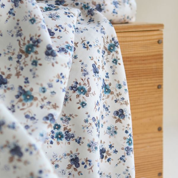 Tanya - Tissu sergé de coton organique fin imprimé fond écru bleu