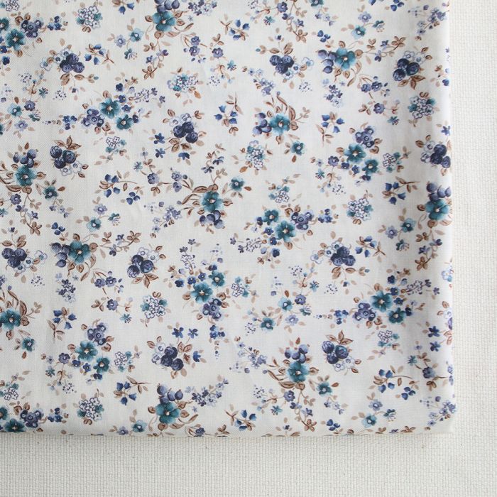 Tanya - Tissu sergé de coton organique fin imprimé fond écru bleu