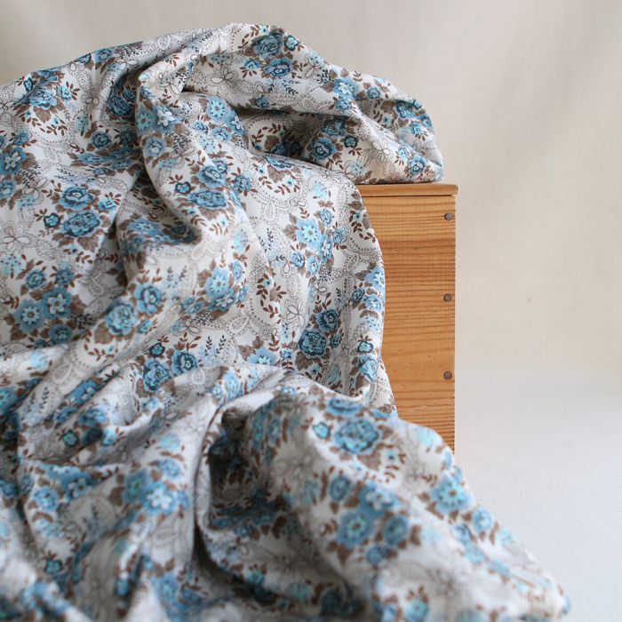 Amalia - Sergé de coton BIO organique imprimé fleuri marron et bleu