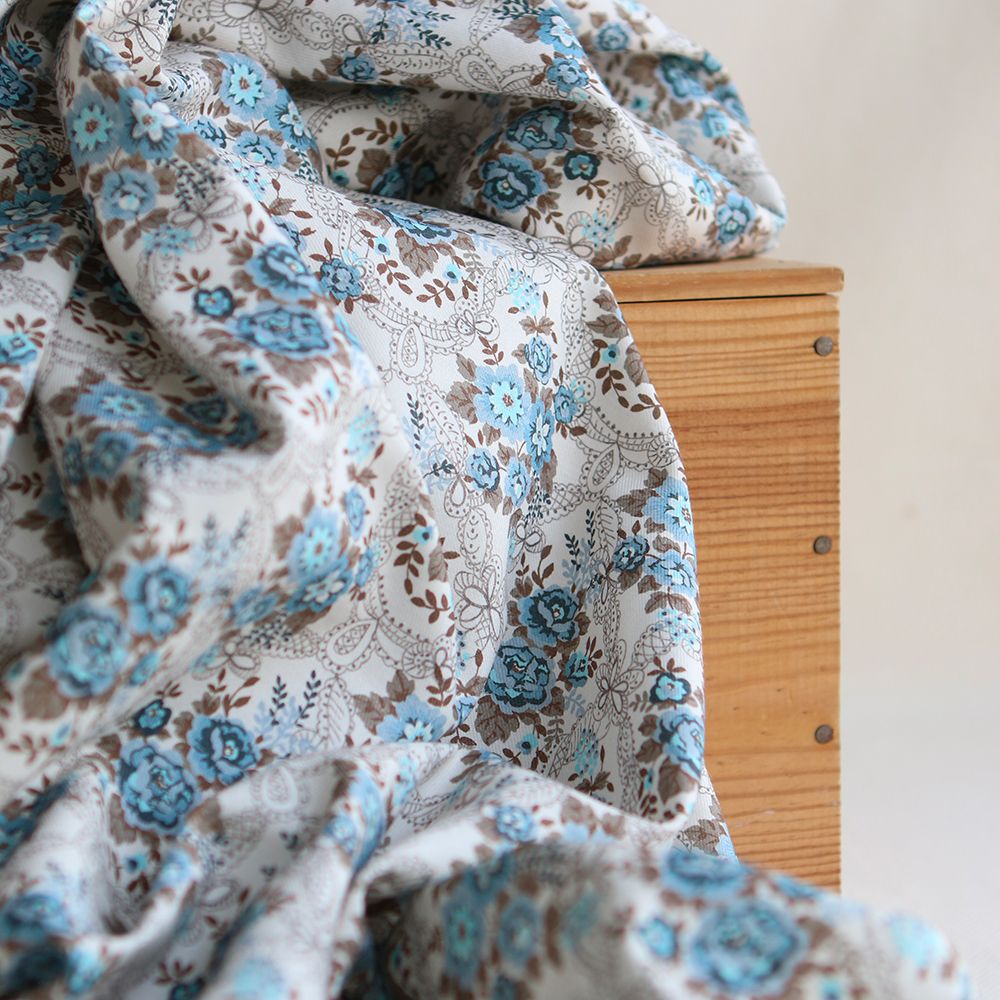 Amalia - Sergé de coton BIO organique imprimé fleuri marron et bleu
