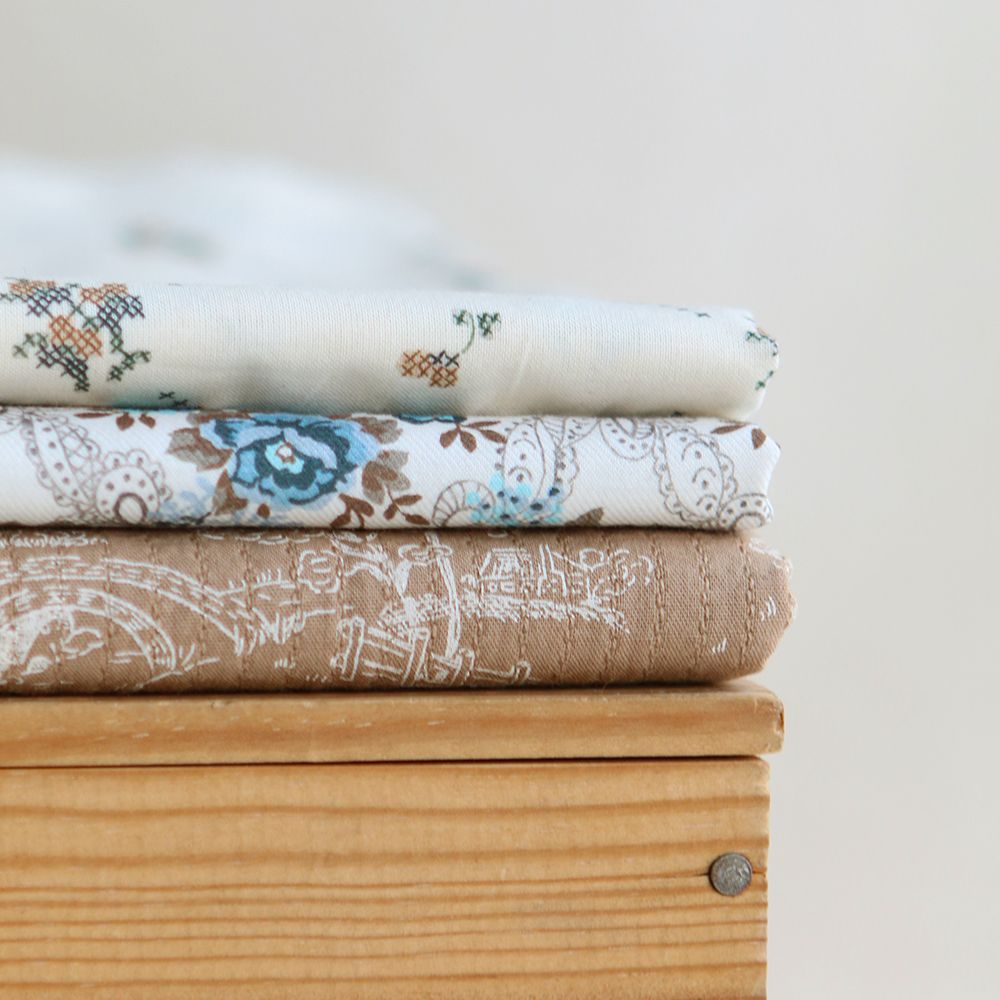 Amalia - Sergé de coton BIO organique imprimé fleuri marron et bleu