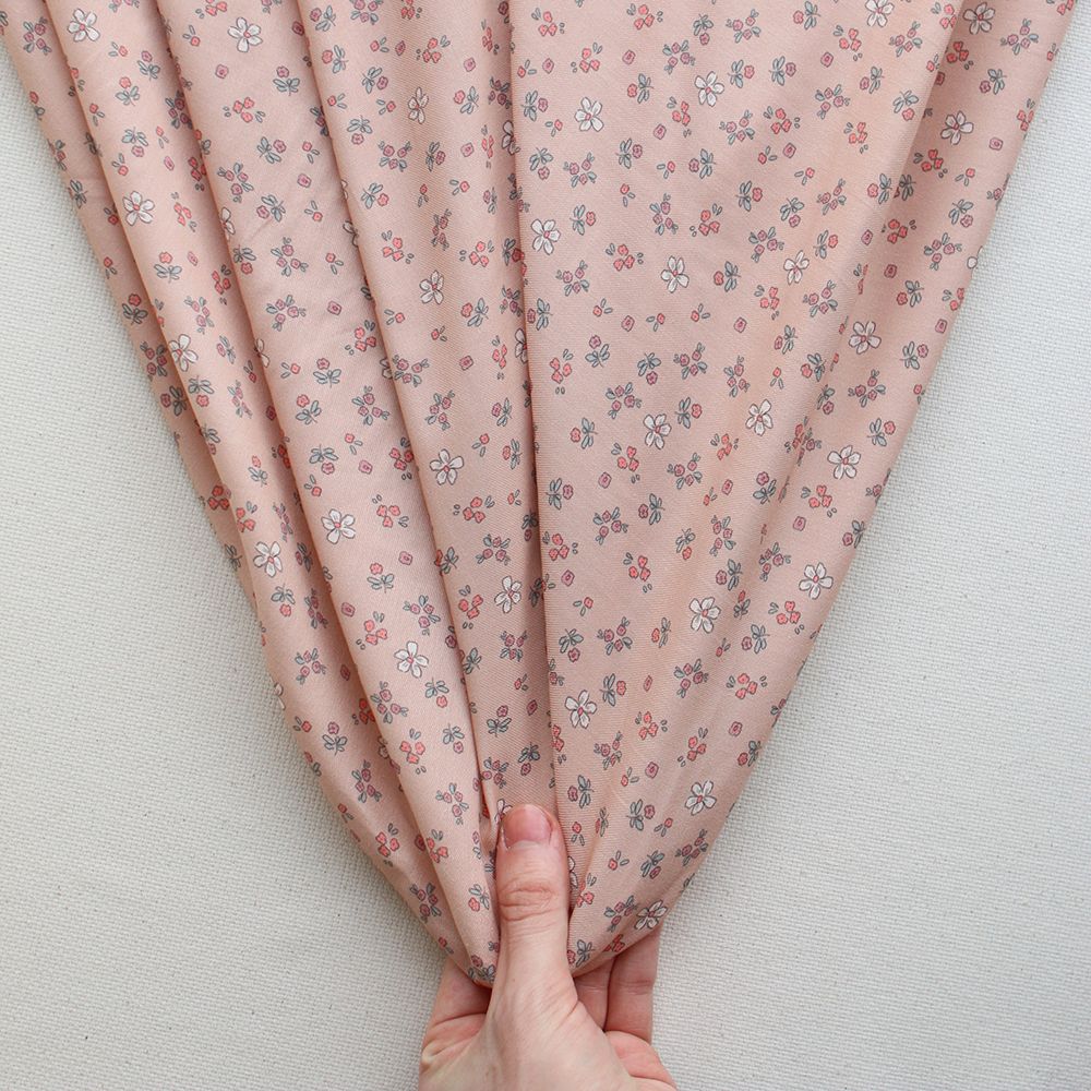 Manon - Tissu sergé de coton organique fin imprimé fond rose nude
