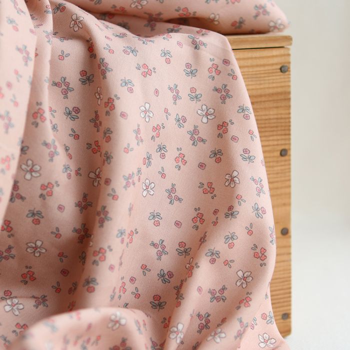 Manon - Tissu sergé de coton organique fin imprimé fond rose nude