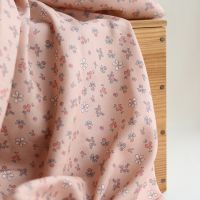 Manon - Tissu sergé de coton organique fin imprimé fond rose nude