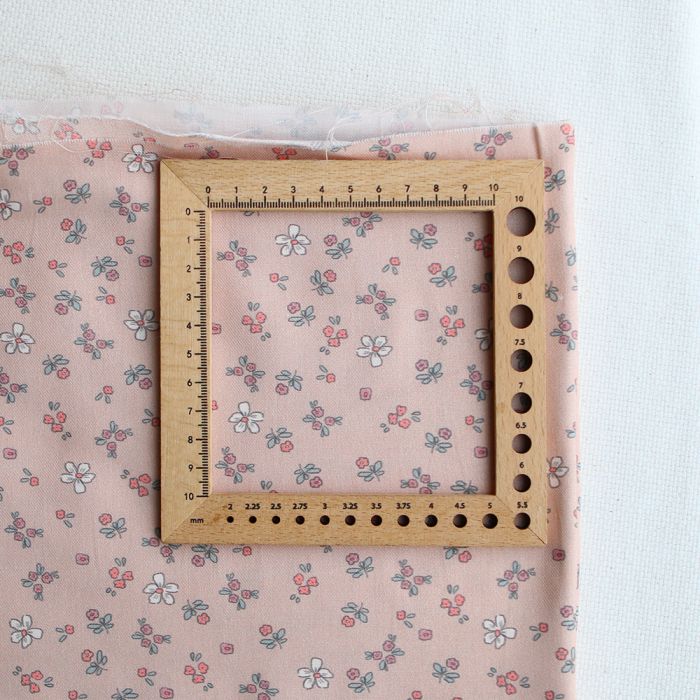 Manon - Tissu sergé de coton organique fin imprimé fond rose nude