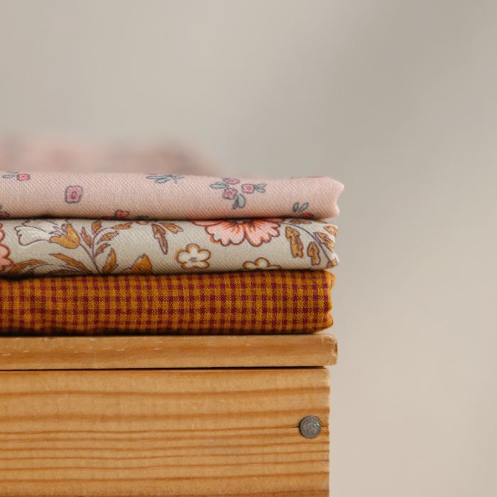 Manon - Tissu sergé de coton organique fin imprimé fond rose nude