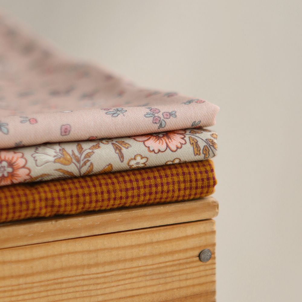 Manon - Tissu sergé de coton organique fin imprimé fond rose nude