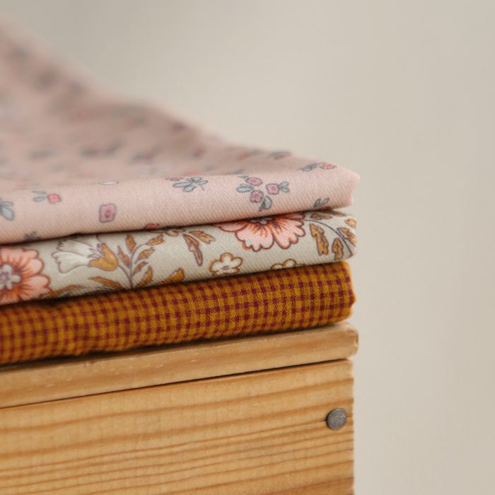 Manon - Tissu sergé de coton organique fin imprimé fond rose nude
