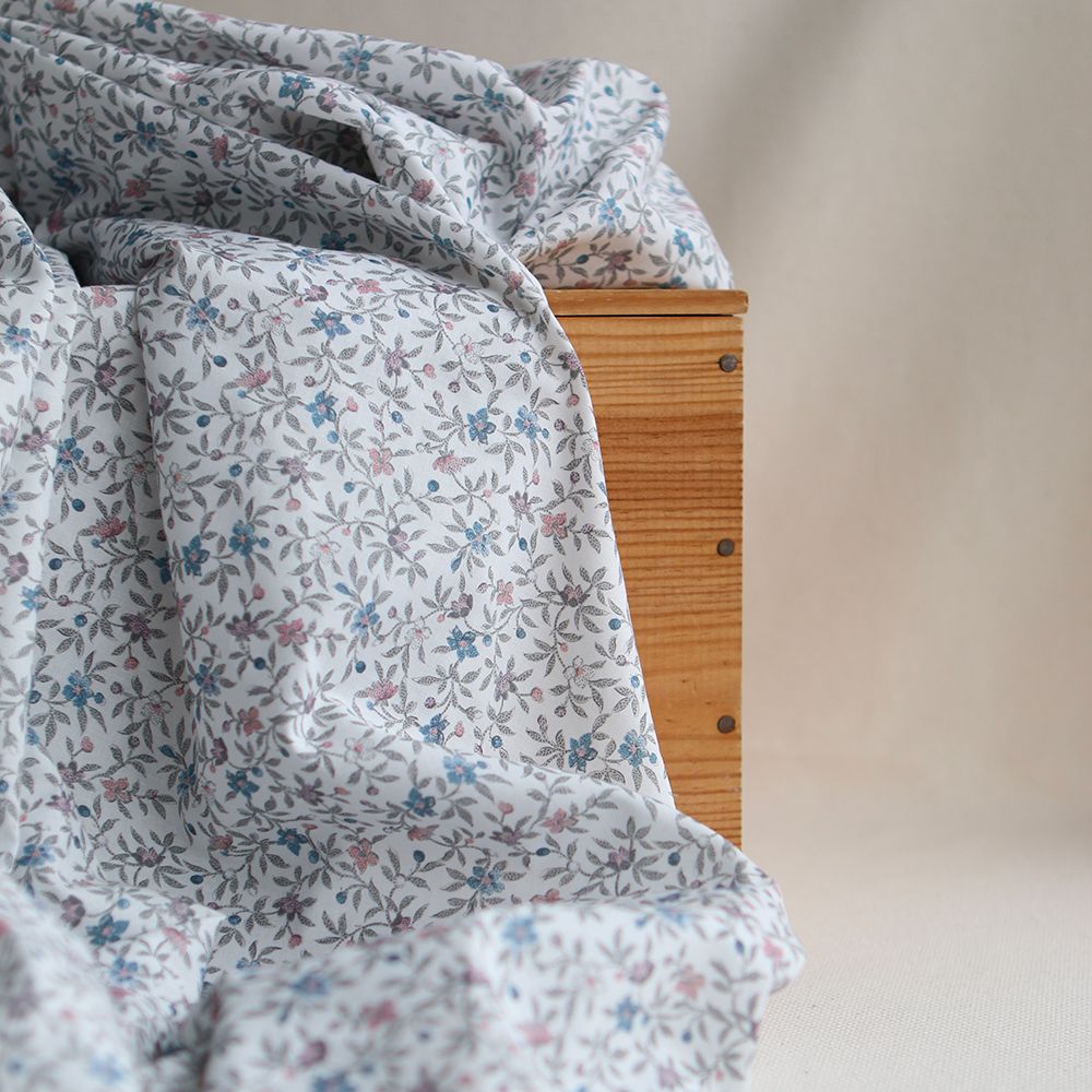 Lexie - Batiste de coton SILKYNE à imprimé fleuri teintes de gris et bleu