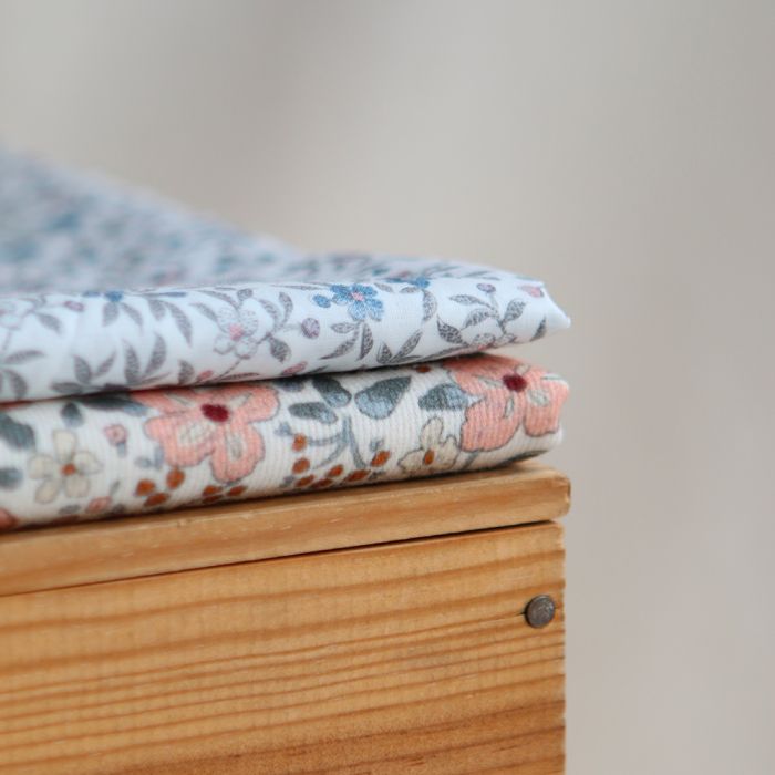 Lexie - Batiste de coton SILKYNE à imprimé fleuri teintes de gris et bleu
