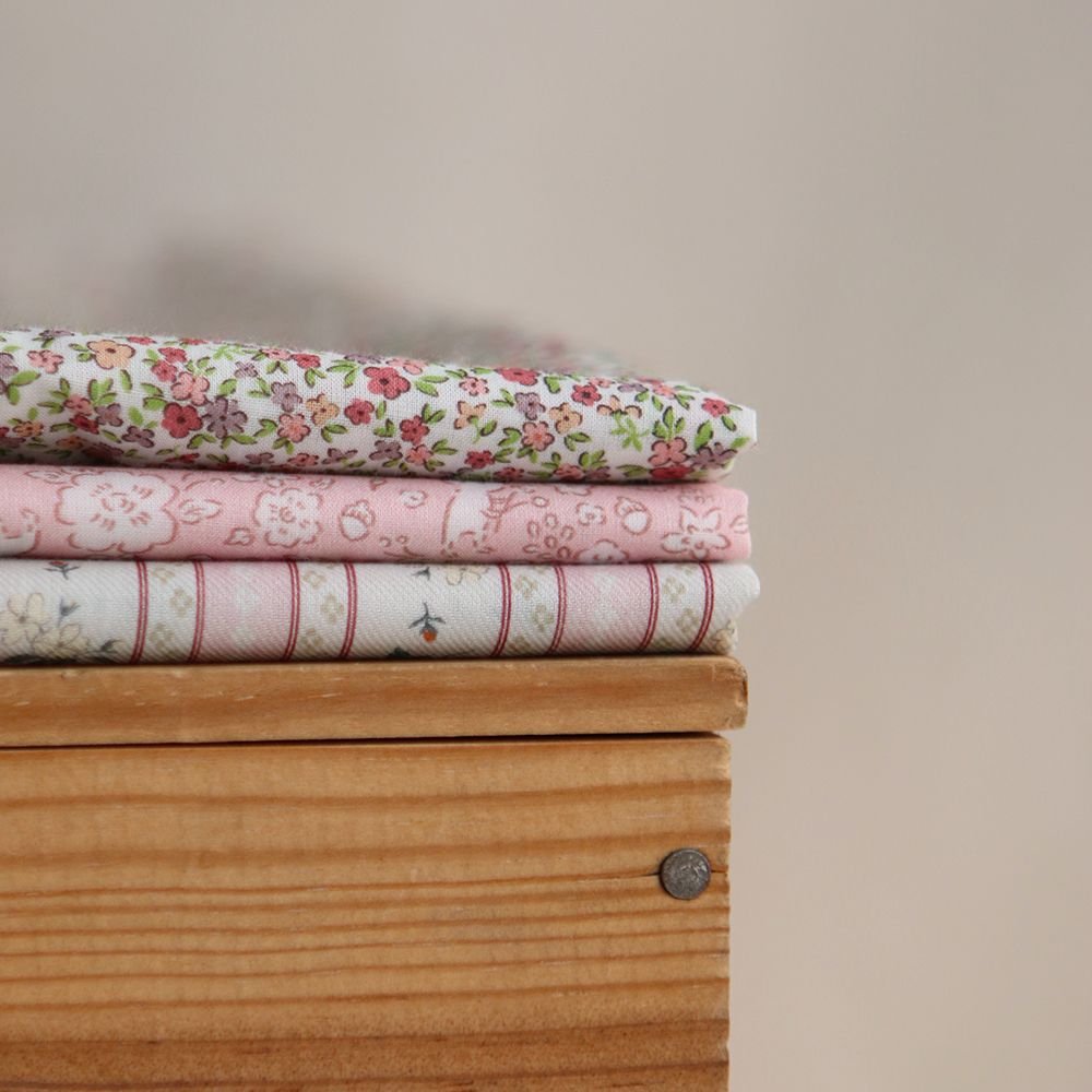 Gus - Batiste de coton Bio SILKYNE imprimé petit fleuri et souris subtiles ton sur ton rose poudré