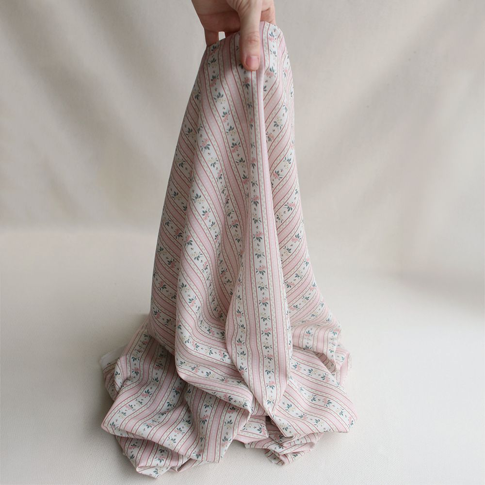 Abigail - Tissu sergé de coton organique fin imprimé rayures et fleurs rose poudré
