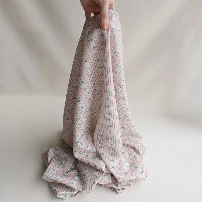 Abigail - Tissu sergé de coton organique fin imprimé rayures et fleurs rose poudré