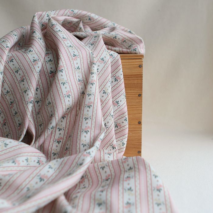 Abigail - Tissu sergé de coton organique fin imprimé rayures et fleurs rose poudré