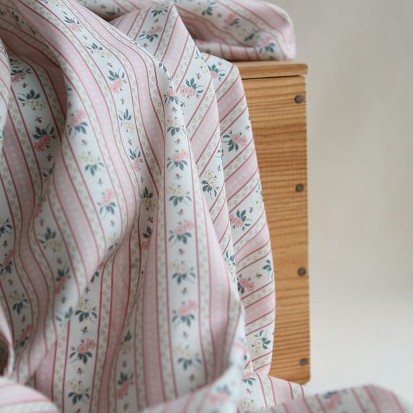 Abigail - Tissu sergé de coton organique fin imprimé rayures et fleurs rose poudré