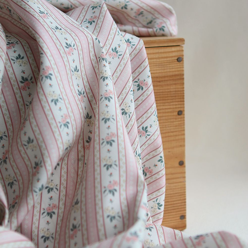 Abigail - Tissu sergé de coton organique fin imprimé rayures et fleurs rose poudré