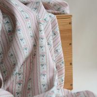 Abigail - Tissu sergé de coton organique fin imprimé rayures et fleurs rose poudré
