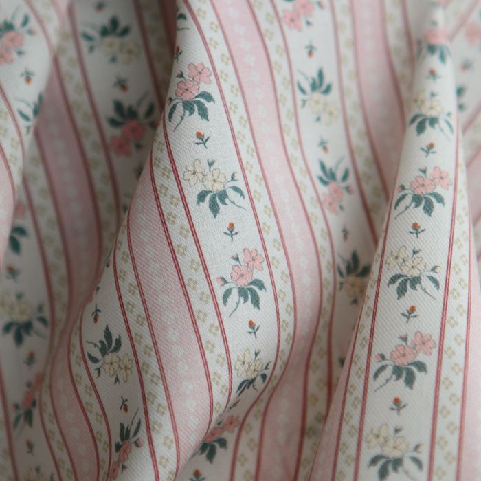 Abigail - Tissu sergé de coton organique fin imprimé rayures et fleurs rose poudré