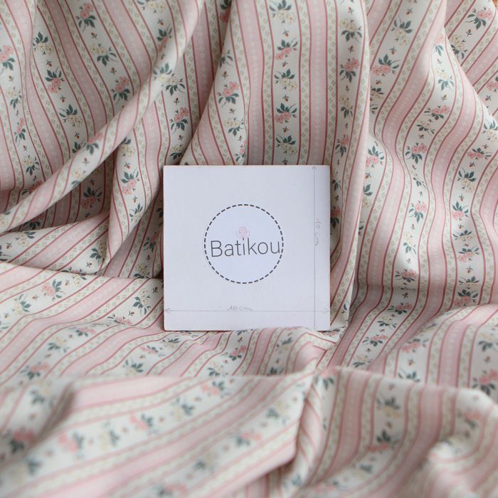 Abigail - Tissu sergé de coton organique fin imprimé rayures et fleurs rose poudré