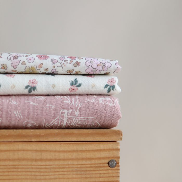 Gus - Batiste de coton Bio SILKYNE imprimé petit fleuri et souris subtiles rose poudré