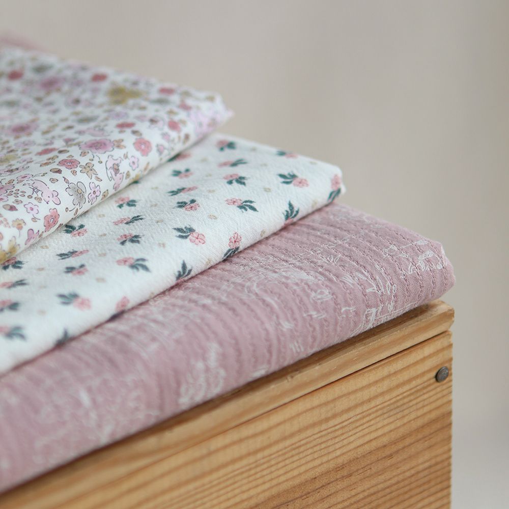 Gus - Batiste de coton Bio SILKYNE imprimé petit fleuri et souris subtiles rose poudré