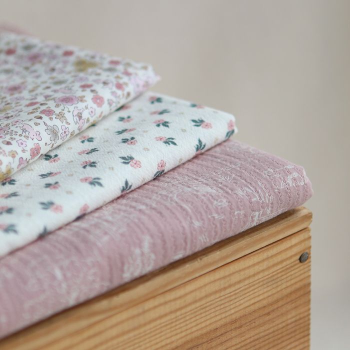 Gus - Batiste de coton Bio SILKYNE imprimé petit fleuri et souris subtiles rose poudré