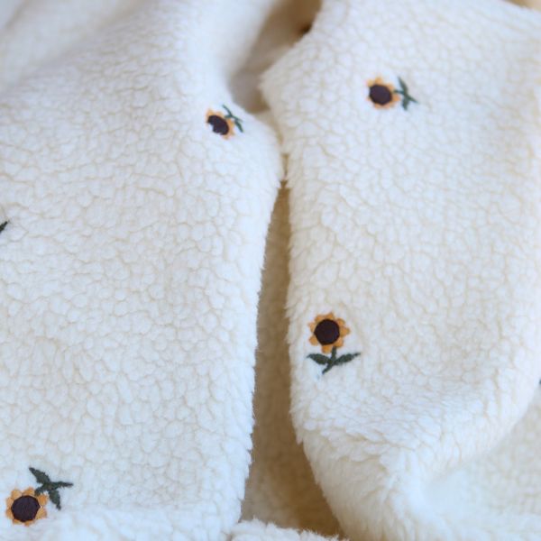 Tissu teddy écru bouclé brodé de petits tournesols jaunes, fausse laine mouton 2
