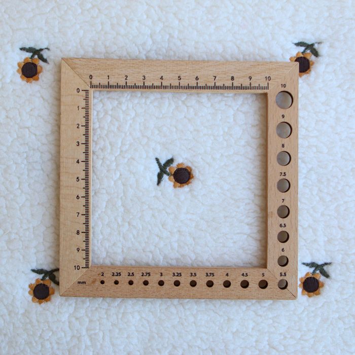 Tissu teddy brodé petits tournesols coloris écru