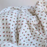 Tissu Jemima, coton lavé bio blanc lait fleuri vert et rouge, effet froissé façon lin