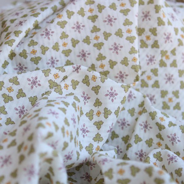 Tissu Michelle, seersucker coton gaufré bio motif vert et jaune sur fond blanc lait 2