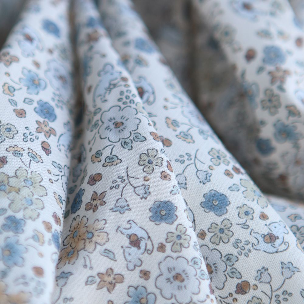 Gus - Batiste de coton Bio SILKYNE imprimé petit fleuri et souris subtiles bleu poudré