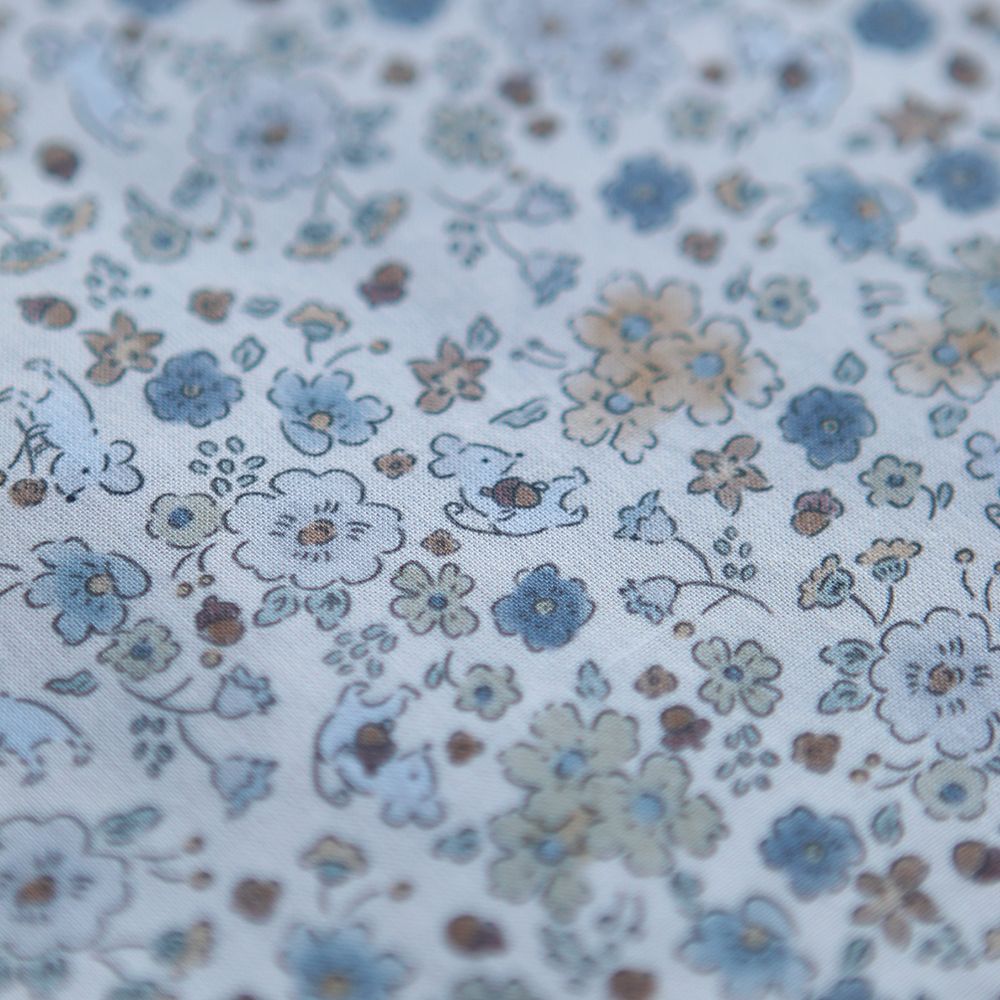 Gus - Batiste de coton Bio SILKYNE imprimé petit fleuri et souris subtiles bleu poudré