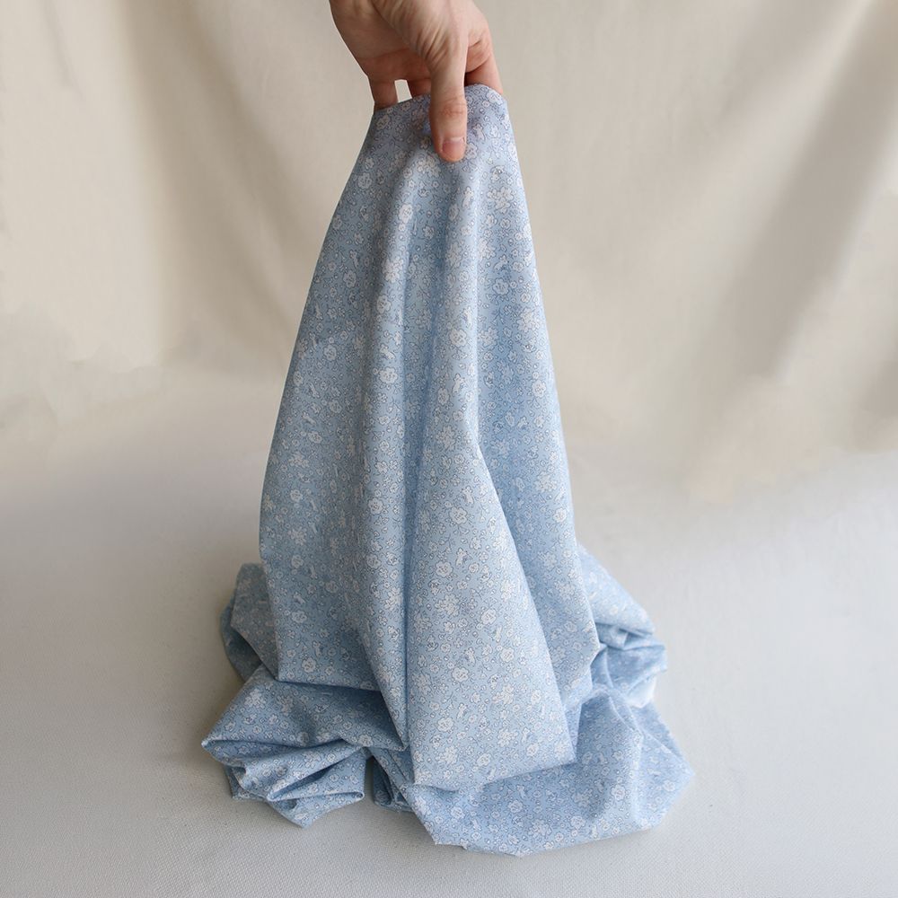 Gus - Batiste de coton Bio SILKYNE imprimé petit fleuri et souris subtiles ton sur ton bleu poudré