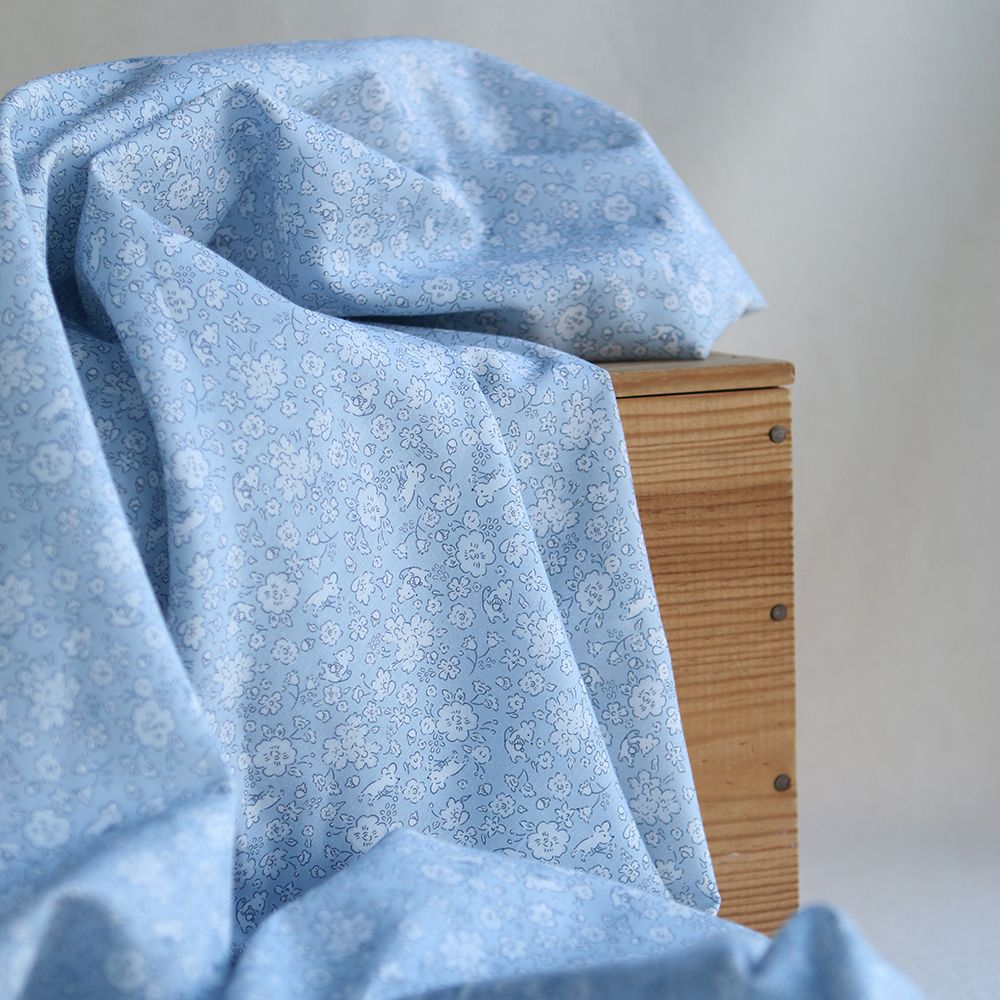 Gus - Batiste de coton Bio SILKYNE imprimé petit fleuri et souris subtiles ton sur ton bleu poudré